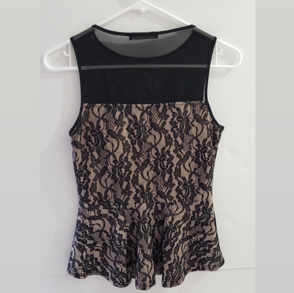 ❌SOLD❌ Suzy Shier peplum top - Picture 4 of 9